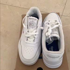 Size 9.5 Reebok classic club memorytech sneaker